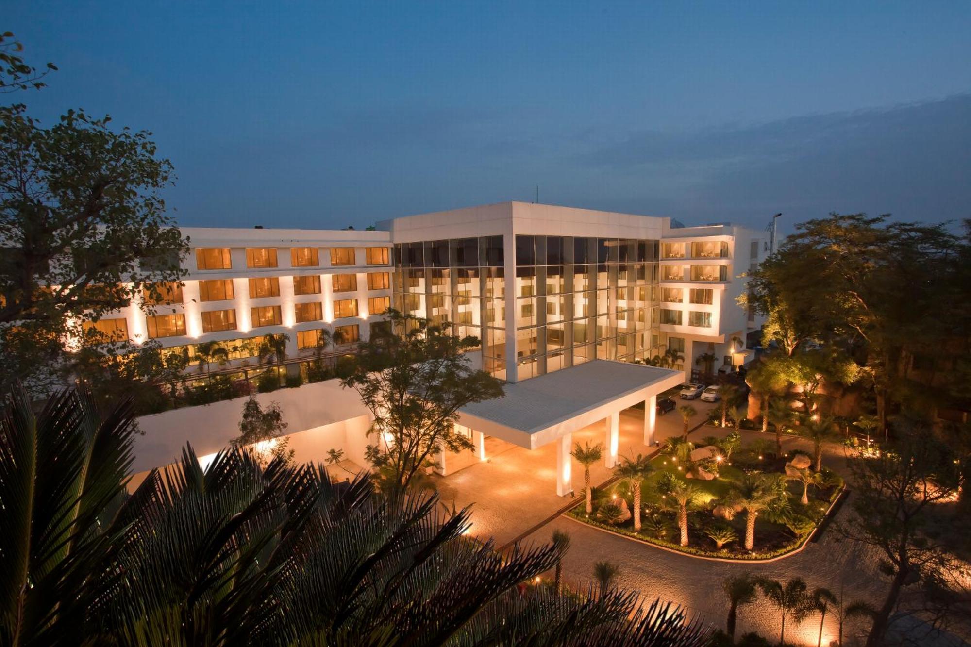 Radisson Blu Plaza Hotel Hyderabad Banjara Hills Exterior photo